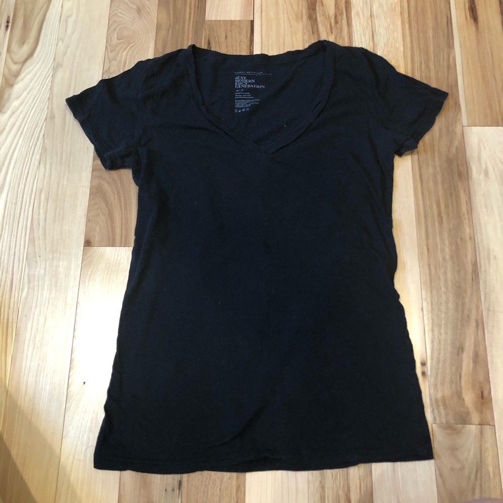 Urban behavior basic black V-neck tee